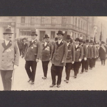 Kondukt pogrzebowy Kurkowego Bractwa Strzeleckiego w Gnieźnie.