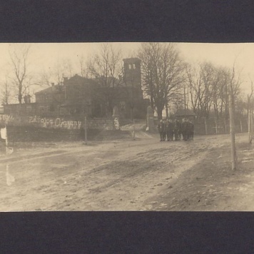 17 rocznica powstania wielkopolskiego w Zdziechowie. Na płocie przed dworem napis wykonany białą farbą: "Zdrajca Ojczyzny".