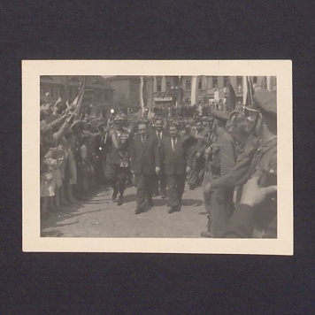 Przemarsz Bolesława Bieruta główną ulicą miasta.