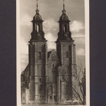 Widok na wieże katedry od północno-zachodniej strony.