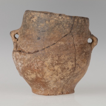 Miniaturowa amforka w kształcie naczynia dwustożkowatego, zaopatrzona w dwa ucha