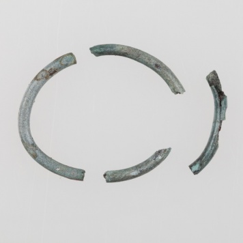 Mała bransoletka wykonana  z brązowej taśmy