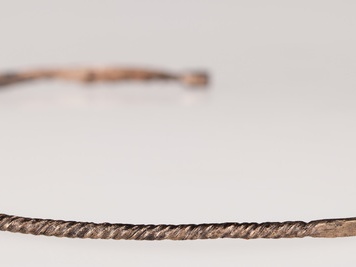 Naszyjnik z drutu brązowego, tordowany