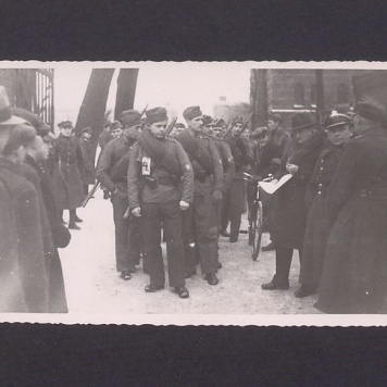 17 rocznica powstania wielkopolskiego w Gnieźnie. Grupa zawodników corocznego rajdu na starcie przed koszarami.