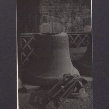 Dzwon "Wojciech" tuż przed rozpoczęciem akcji zawieszania w północnej wieży katedry.