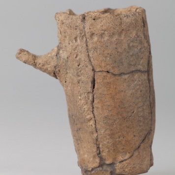 Miniaturowy kubek z uszkodzonym, taśmowatym uchem