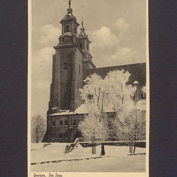 Widok na katedrę z pałacu prymasowskiego.