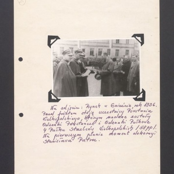 Rynek, rok 1936. Przed frontem stoją uczestnicy Powstania Wielkopolskiego, którym nadane zostały Odznaki Powstańcze i Odznaczenia Pułkowe 4 Pułku Strzelców Wielkopolskich /58 pp/. Na pierwszym planie moment dekoracji Stanisława Patra.