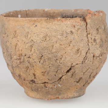 Garnek jajowaty zdobiony odciskami paznokci 