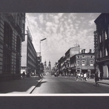 Ulica Chrobrego z widokiem w kierunku katedry.