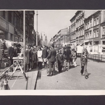 Kiermasz z okazji Dni Oświaty Książki i Prasy. Stoiska przy ul. Chrobrego.