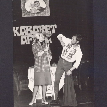 Kabaret „Afera”. Członkowie grupy na scenie.