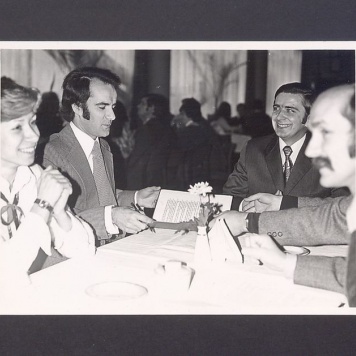 Podpisanie porozumienia z Filharmonią Poznańską w Gnieźnie w Pałacu Ślubów. Drugi z prawej Waldemar Kiełbowski, kierownik Wydziału Kultury w UM w Gnieźnie.