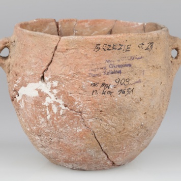 Garnek jajowaty z dwoma poziomo przekłutymi uchami