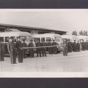 Uroczyste obchody MPGK w Gnieźnie. Autobusy przed zajezdnią, przygotowane do pierwszego wyjazdu w miasto, tuż przed przecięciem wstęgi.