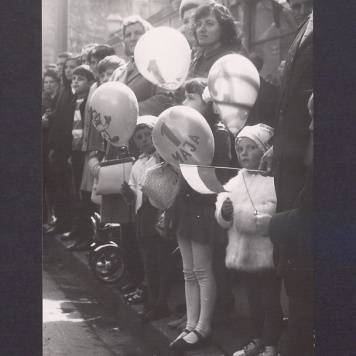 Obchody 1 Maja 1970 r. Grupa obserwatorów.