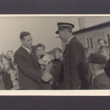 Uroczyste obchody MPGK w Gnieźnie. Przewodniczący Miejskiej Rady Narodowej w Gnieźnie Tadeusz Sobieralski składa gratulacje dyrektorowi Miejskiego Zakładu Komunikacji.
