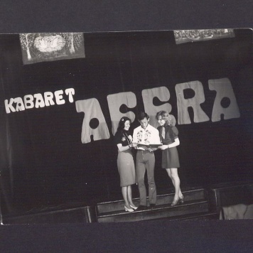 Kabaret „Afera”. Członkowie grupy na scenie.
