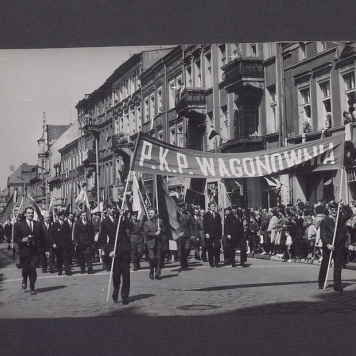 1 Maja 1972 r. w Gnieźnie. Ul. Chrobrego.