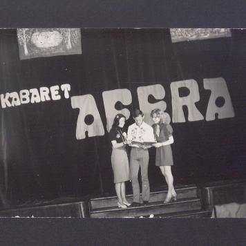 Kabaret „Afera”. Członkowie grupy na scenie.