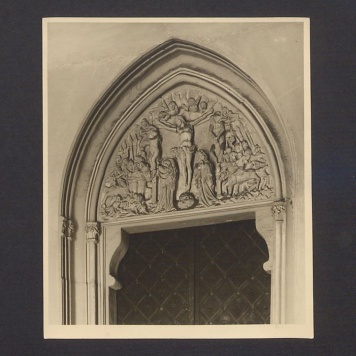 Tympanon ze sceną ukrzyżowania w portalu północnym.