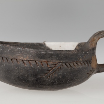 Czerpak profilowany, zdobiony ukośnymi liniami rytymi