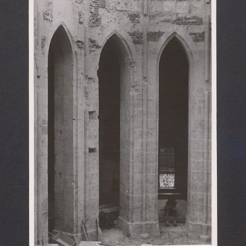 Wnętrze katedry w odbudowie.