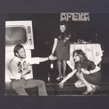 Kabaret „Afera”. Członkowie grupy na scenie.