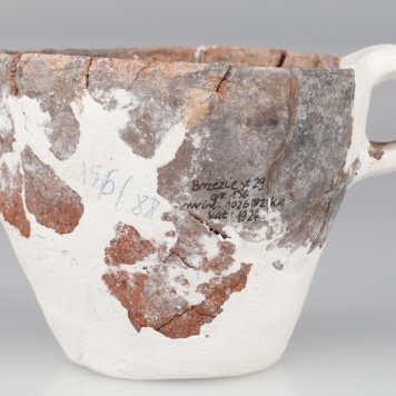 Kubek doniczkowaty z taśmowatym uchem