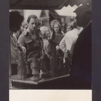 Jarmark Bartłomiejski. Uczestnicy jarmarku przed kramem ze świątkami.
