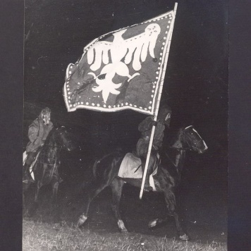 Jarmark Bartłomiejski. Wojowie z chorągwią na koniach.
