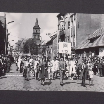 1 Maja 1972 r. w Gnieźnie. Ul. Chrobrego.