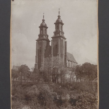 Widok na gnieźnieńską katedrę od strony wież.