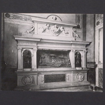 Nagrobek arcybiskupa Mikołaja Dzierzgowskiego.