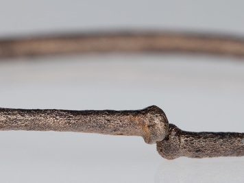 Bransoletka brązowa z lekko zachodzącymi na siebie końcami