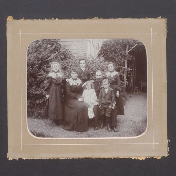 Rodzice z pięciorgiem dzieci.