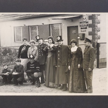 Dyliżans pocztowy przed Urzędem Pocztowo-Telekomunikacyjnym w Łubowie.