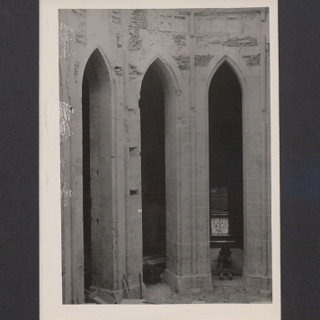 Wnętrze katedry w odbudowie.