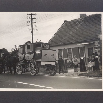 Dyliżans pocztowy przed Urzędem Pocztowo-Telekomunikacyjnym w Łubowie.