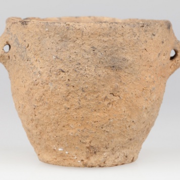 Garnek jajowaty zaopatrzony w dwa poziomo przekłute ucha