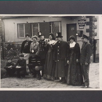 Dyliżans pocztowy przed Urzędem Pocztowo-Telekomunikacyjnym w Łubowie.