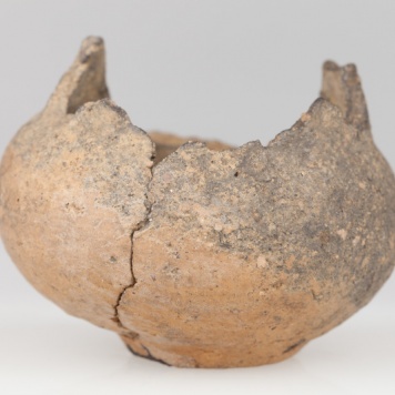 Miniaturowe naczynie z baniastym brzuścem