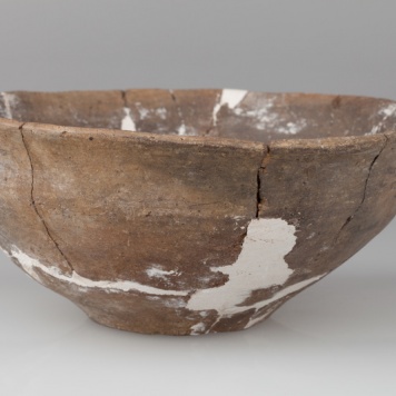 Głęboka misa kształtu półkulistego z lejkowatą szyjką