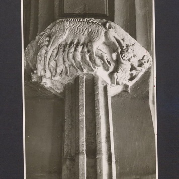 Wspornik z gotycką groteską.