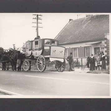 Dyliżans pocztowy przed Urzędem Pocztowo-Telekomunikacyjnym w Łubowie.
