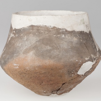 Naczynia dwustożkowate o rozchylonych partiach brzuśca, stożkowatej szyjce 