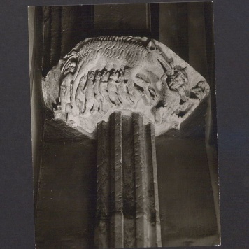 Wspornik z gotycką groteską.