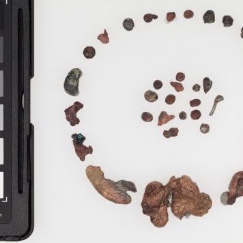 Stopione fragmenty brązu