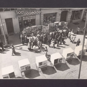 Kiermasz z okazji Dni Oświaty Książki i Prasy. Fragment stoiska muzeum.
