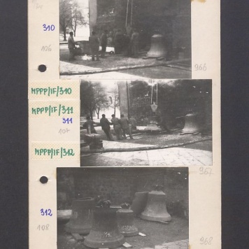 Cztery dzwony przed gnieźnieńską katedrą.